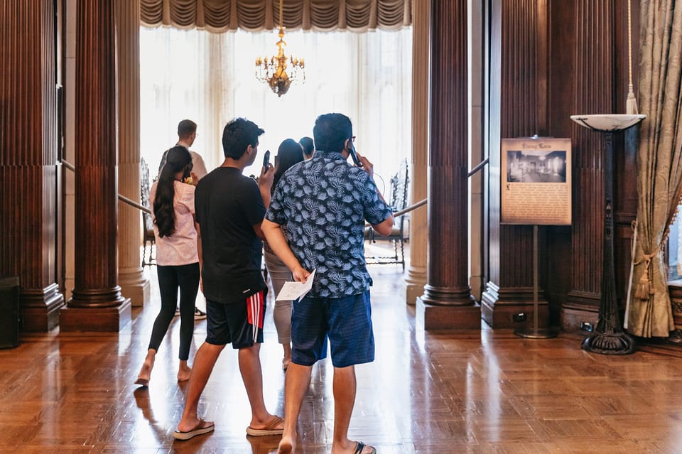 elf-guided Toronto Casa Loma Audio Tour